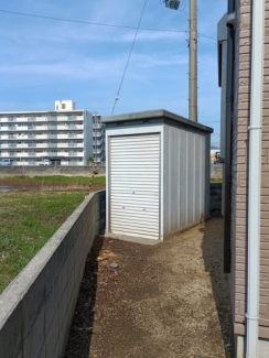 自転車を収納出来るシャッター付きガレージ。