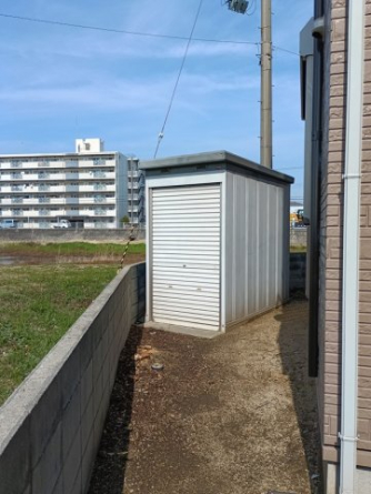 自転車を収納出来るシャッター付きガレージ。