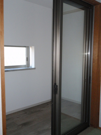 増築部分の納戸。　勝手口も有ります。