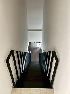 1階店舗部分と2階住居部分を繋ぐ階段