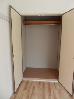 押入れもパイプハンガーを設置し、クローゼットへ改装しました！！