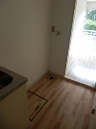 室内洗濯機置き場です。冷蔵庫と並べて設置して頂きます。