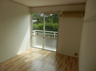 アパートの前は公園で日当たりの良い物件ですよ！