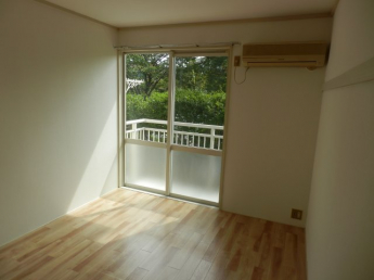 アパートの前は公園で日当たりの良い物件ですよ！