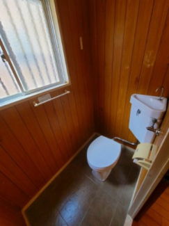 窓のあるおトイレ。床もシックな感じです