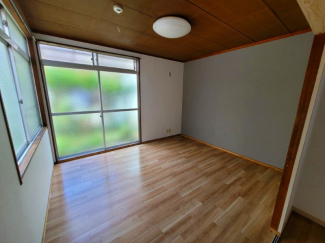 １階和室をアンティーク調なリビングへ改装してあります