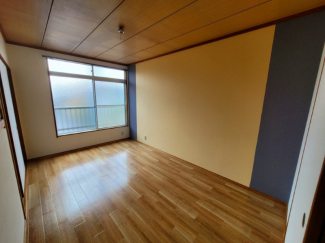 子ども部屋向けの明るい壁紙です