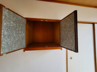 階段上の収納です