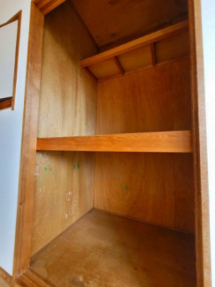 前入居者のお子さんの落書きが・・・アンパンマン好きだったのかな？