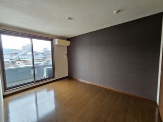 落ち着いた雰囲気の寝室です