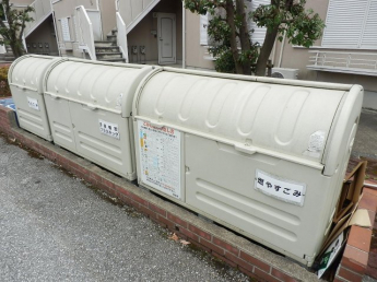 敷地内ごみ置き場です