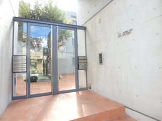 落ち着いたエントランスです