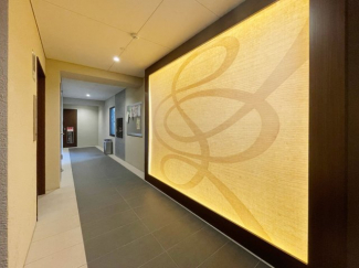 エントランスにERIKO HORIKI作の「彩奏」という和紙のタペストリーが出迎えます