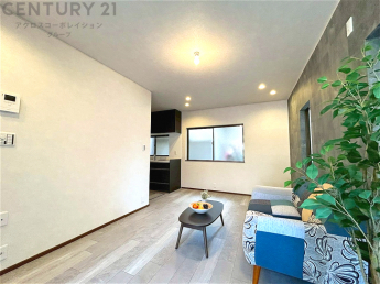 リビングダイニングは家族や友人とのコミュニケーションを楽しむ場所でくつろぎながら食事や会話を楽しめ、多目的に利用できリラックスできる空間です。家庭内の中心として機能し、快適な生活をサポートします。