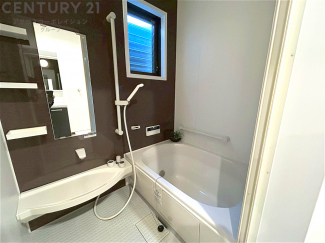 ユニットバスは省スペースでありながら、シンプルな設計と使いやすさを備え、簡便なメンテナンスが可能です。またミラー・小物置き場もあり便利です。