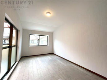 明るい色合いのフローリングとクロスを使用した洋室は家具やインテリアとも調和しやすく空間が広く感じられ開放感を生み出します。自然光を効果的に反射し、室内を明るく保つため、日中の照明使用を抑えられます。