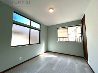 寝室…リラックスできるプライベート空間で、快適な睡眠をサポート。個人の好みに合わせたインテリアや寝具で心地良さを追求。プライベートな時間を過ごし、リフレッシュする場所におすすめです。