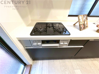 多数の調理器具を同時に使用でき、料理の効率化が可能。省エネで節約になり、様々な料理スタイルに適応できます。また、火力調整が独立しており、手入れや掃除もしやすく、今よりもっとお料理が楽しくなるかも。