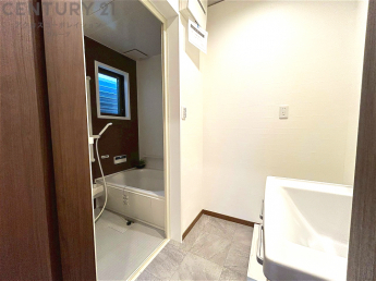 衣服の収納や脱ぎ着や整理整頓がしやすく、湿った衣類を乾燥させるスペースがありカビや臭いの発生を防ぎます。床の汚れを他の部屋に持ち込まず清潔を保つことができます。また快適な入浴環境の整備にも役立ちます。