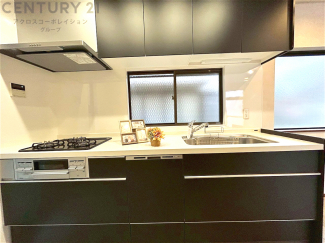 壁付けシステムキッチンはスペースの最大限の有効活用が可能で、動線がスムーズになり調理や準備が快適で効率的に行えます。収納スペースや吊り戸棚が設けられ、調理器具や食器類をスマートに収納できます。