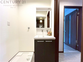 化粧品や洗顔料、歯ブラシなどの必需品をまとめて置ける収納スペースがあり、使用するたびに取り出す手間が省けます。また、水回りのため、濡れても大丈夫な素材が使用されており、お手入れが簡単です。