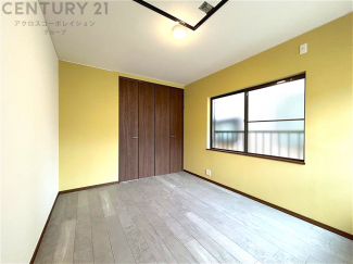 子供部屋…創造性や成長を促す遊びの空間を提供。学習や趣味に集中できる環境を整えます。個別のプライベートスペースは自己表現と自立心を育み、心地よい睡眠環境を整えリラックスできる場所を提供。