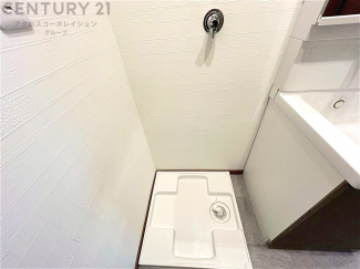 洗濯物の仕分け作業がしやすく、整理整頓が容易になります。洗濯音や湿気を他の部屋に持ち込まず、生活環境を快適に保ちます。上部を活用すれば収納スペースを確保でき洗剤や洗濯用品の整理もしやすくなります。