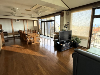 最小限のスタッフで最高のおもてなしを。動線を考え抜いたロビー・食事処・厨房のレイアウト。