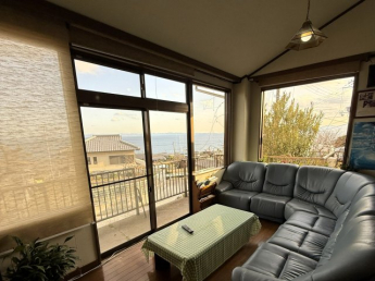 特等席は、ロビーのソファー。刻々と変わる青を、心ゆくまで。