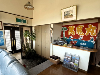 厨房から受付、そしてロビーへ。一人でも切り盛りできる、効率を極めたオーナー導線。