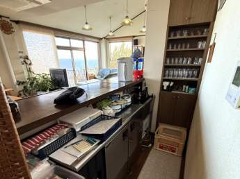 受付下にも冷蔵庫有！ドリンク提供をよりスピーディーに。機能的なバックヤードが、忙しい時間を支えます。