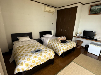 足腰に優しいベッドルーム。幅広い年代のゲストに喜ばれる、バリアフリーな選択肢。