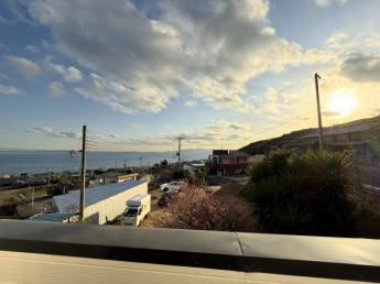 朝陽は海から、夕陽は山へ。太陽の軌跡と共に暮らす、360度の自然美。