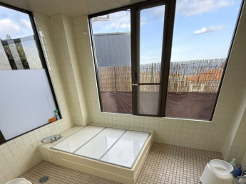 プライベート感重視の設計。離れのゲストも、本棟のゲストも、気兼ねなく癒やしの時間を。