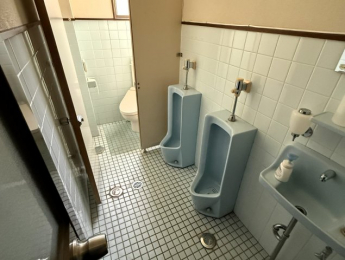 男性用和便器を含む全4か所。清掃しやすく清潔を保てる、タイル貼りの安心設計。