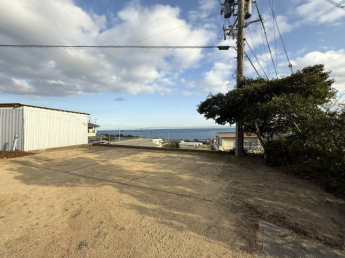 大型車や多家族の集まりも安心。広々とした駐車スペースが、ゲストの満足度を高める。