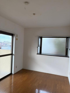 洋室（二面採光・出窓）