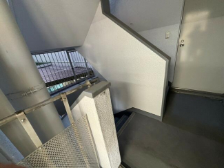 専有部分から直接出られる非常階段です。