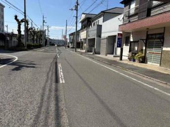 前面道路広々。　わかりやすい立地環境。