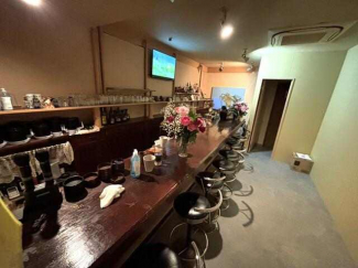 カウンター席。　ママと静かに飲みたいあなたはこちらへ。