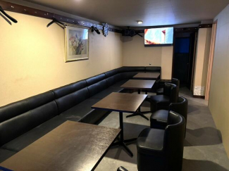 カラオケルーム。　たっぷり座席数あるので、団体様も安心。