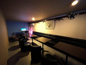 カラオケボックスのような空間で歌えます！