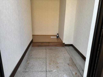 広々玄関。　リフォーム済だからきれいで明るい。