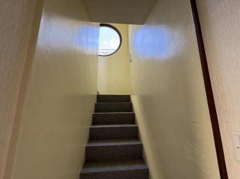 入ってすぐ階段。