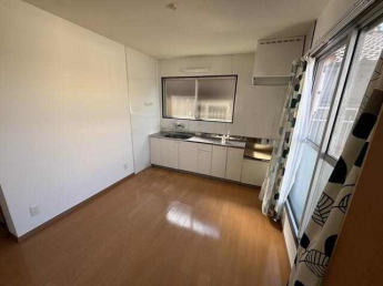 キッチン部分。　全体的に清潔感のあるイメージです