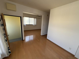 キッチンからリビングダイニングへ。