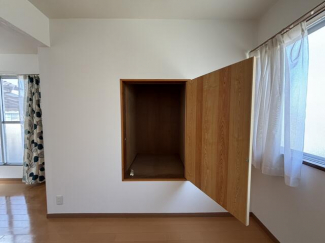 物入れ。　季節ものなどかなりの容量入ります。