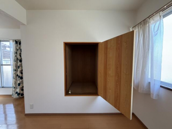 物入れ。　季節ものなどかなりの容量入ります。