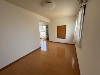 リビングダイニング部分。　奥がキッチンです。