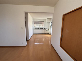 リビングダイニングからキッチンを見た風景。